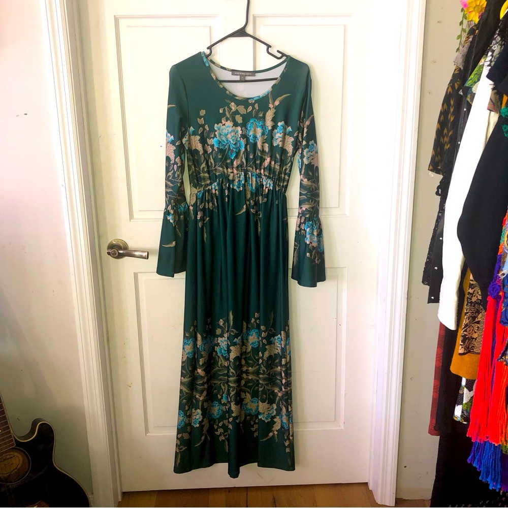 Gorgeous floral print maxi dress bell sleeves vintage style loads of stretch